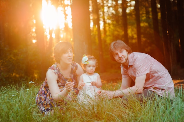 Portret van jonge gelukkige familie