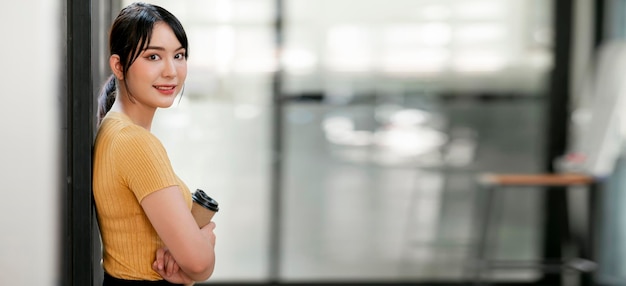 Portret van jonge gelukkige vrouw kijkt in de camera