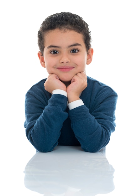 Portret van jonge jongen geïsoleerd