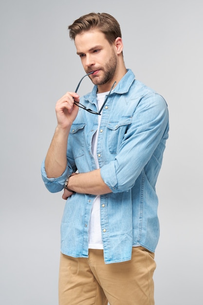 Portret van jonge knappe blanke man in jeansoverhemd