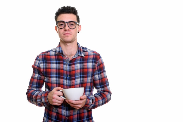 Portret van jonge knappe hipster man met koffiekopje