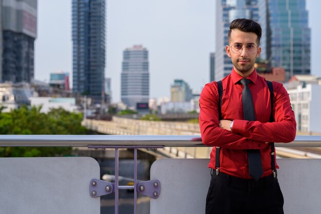Portret van jonge knappe Perzische zakenman die de stad van Bangkok, Thailand onderzoekt