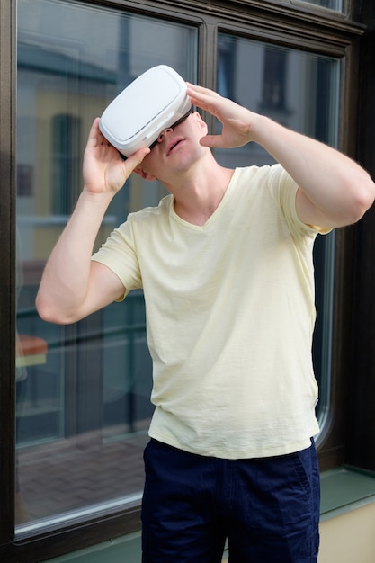 Portret van jonge lachende aantrekkelijke man met virtuele bril