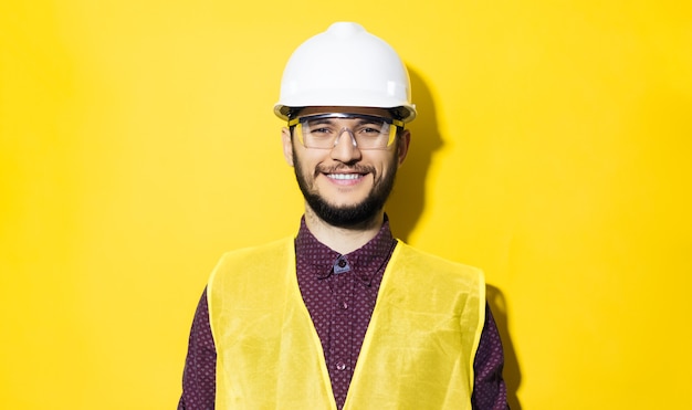 Portret van jonge lachende man, bouwer ingenieur