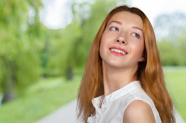 Portret van jonge lachende mooie vrouw