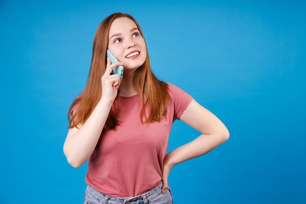 Portret van jonge lachende vrouw