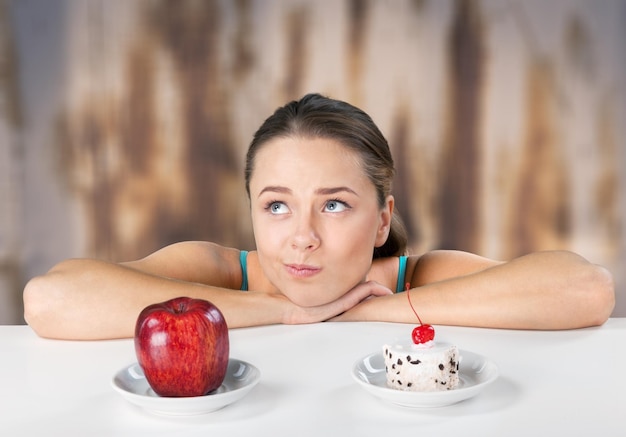 Portret van jonge leuke vrouw met voedsel op background