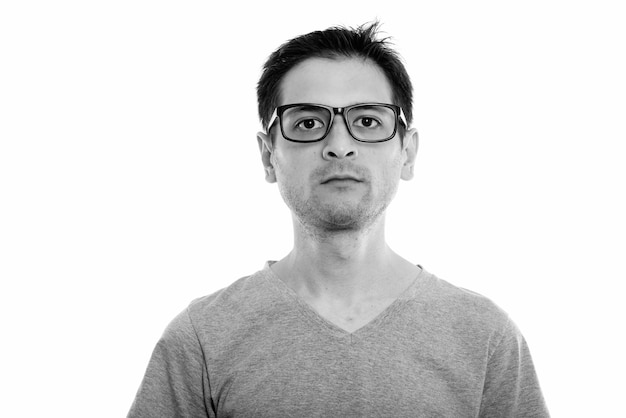Portret van jonge magere nerd man met bril geïsoleerd op wit in zwart-wit and