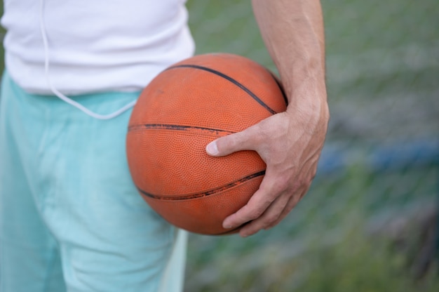 Foto portret van jonge man straat basket-speler