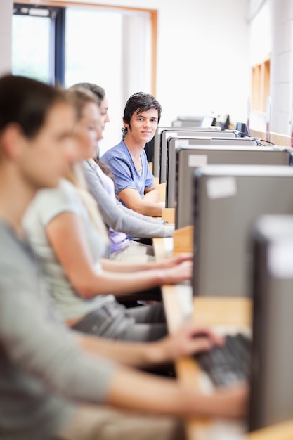 Portret van jonge medestudenten in een IT-ruimte