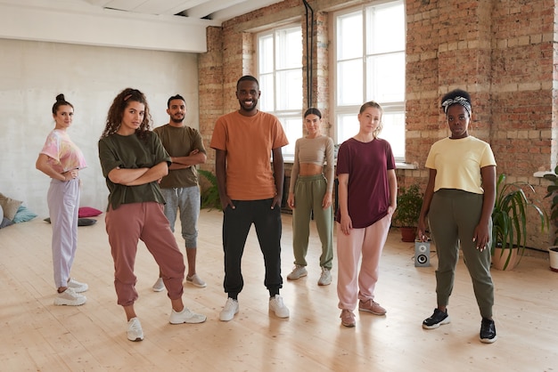 Portret van jonge mensen terwijl ze in dansstudio staan, ze gaan dansen en trainen