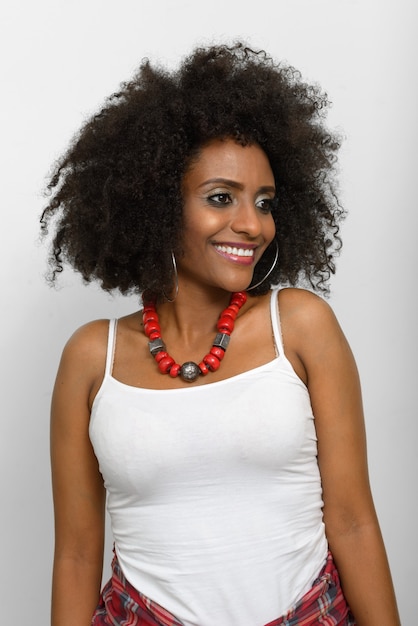 Portret van jonge mooie Afrikaanse vrouw met haar Afro