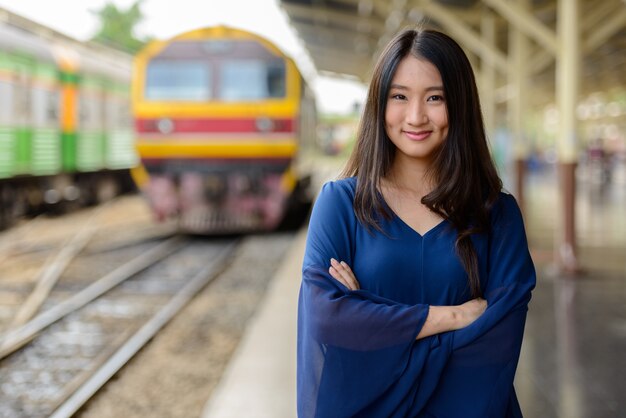 Portret van jonge mooie Aziatische toeristenvrouw bij het station van Hua Lamphong in Bangkok