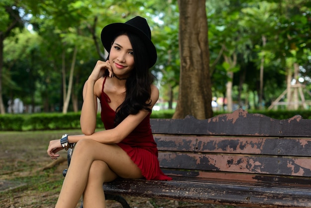 Portret van jonge mooie Aziatische vrouw in het park