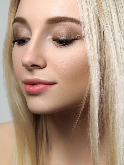 Portret van jonge mooie blonde vrouw. Huidbehandeling, cosmetica en schoonheidsspecialiste concept