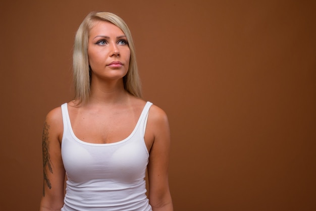 Foto portret van jonge mooie blonde vrouw