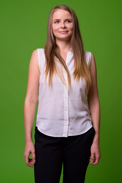 Foto portret van jonge mooie blonde zakenvrouw op groen