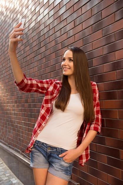 Portret van jonge mooie brunette vrouw