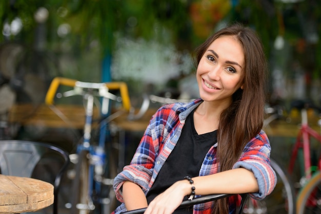 Portret van jonge mooie hipster vrouw in de straten van de stad buitenshuis