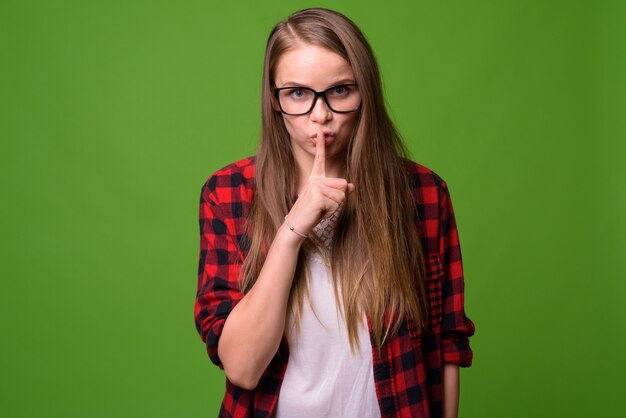 Portret van jonge mooie hipster vrouw met blond haar op groen