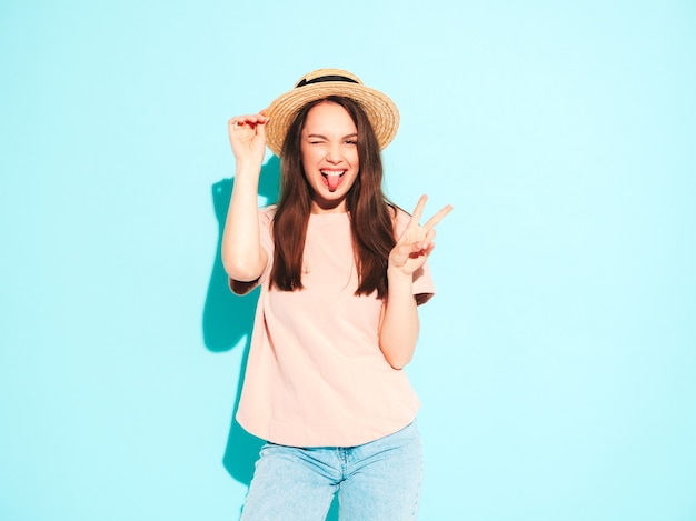 Portret van jonge mooie lachende vrouw in trendy zomer hipster kleding