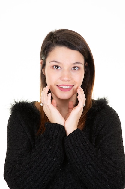 Portret van jonge mooie lachende vrouw kijkt in de camera