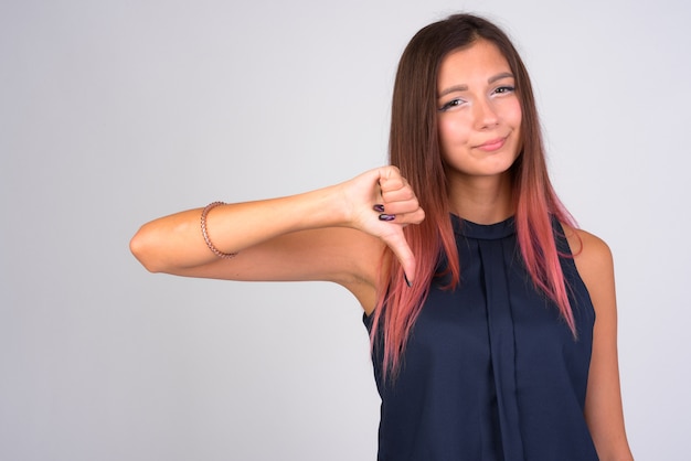 Portret van jonge mooie onderneemster tegen witte muur