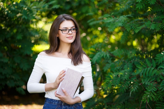 Portret van jonge mooie student vrouw meisje met boeken