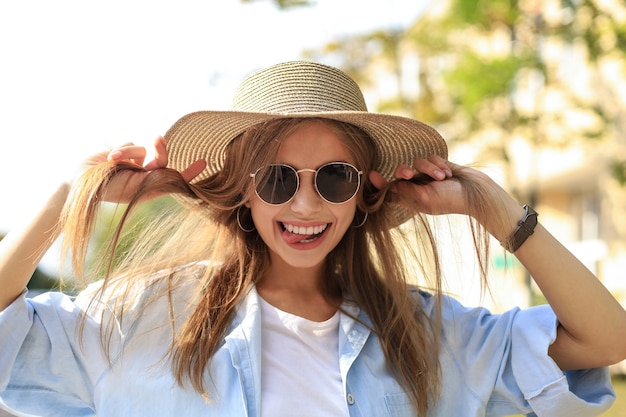 Portret van jonge mooie trendy meisje poseren in de stad, zomer straatmode.