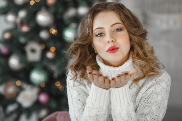 portret van jonge mooie vrouw die een sweater draagt