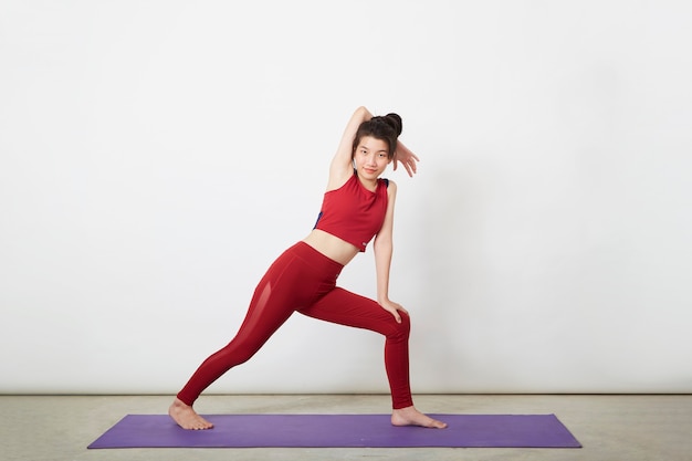 Portret van jonge mooie vrouw fitness Yoga warming-up oefeningspositie