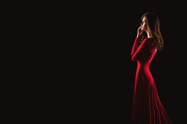 Portret van jonge mooie vrouw in rode jurk
