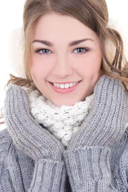 Portret van jonge mooie vrouw in winterkleren