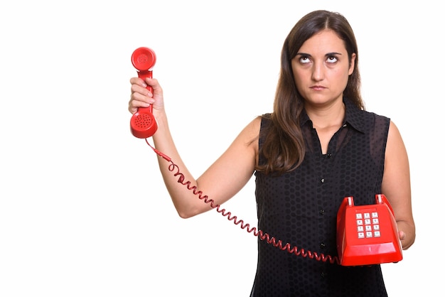 Portret van jonge mooie vrouw met behulp van oude telefoon