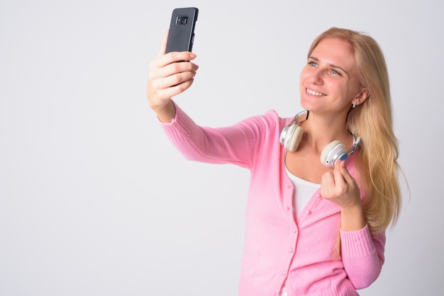 Portret van jonge mooie vrouw met blond haar op wit