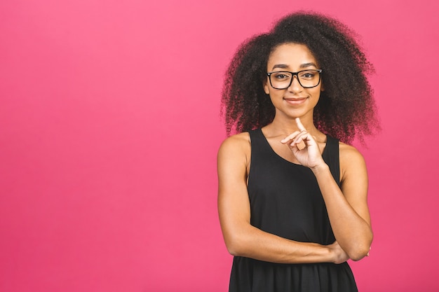 Portret van jonge mooie vrouw met bril