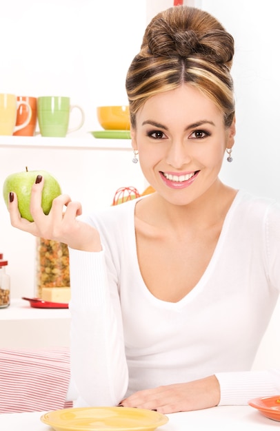 Portret van jonge mooie vrouw met groene appel