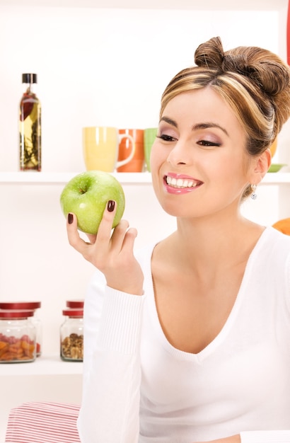 Portret van jonge mooie vrouw met groene appel