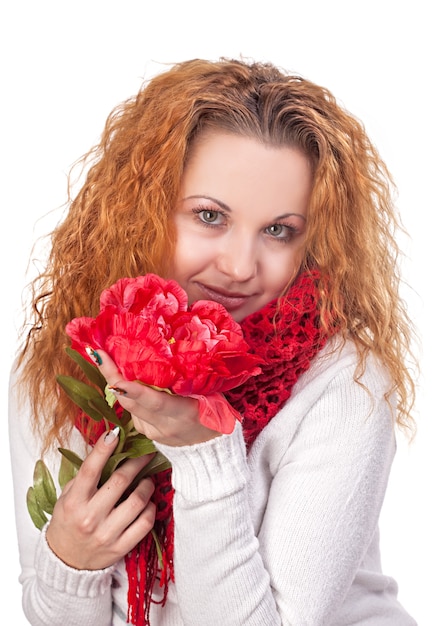 Portret van jonge mooie vrouw met rode bloem