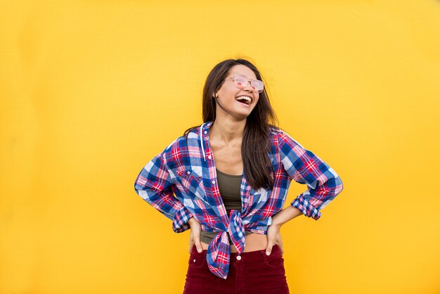 Portret van jonge mooie vrouw poseren