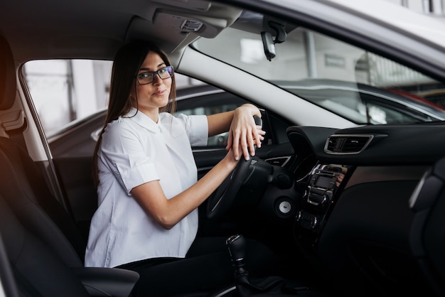 Portret van jonge mooie vrouw zitten in de auto