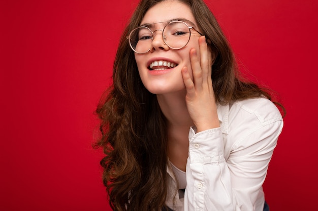 Portret van jonge mooie vrouw