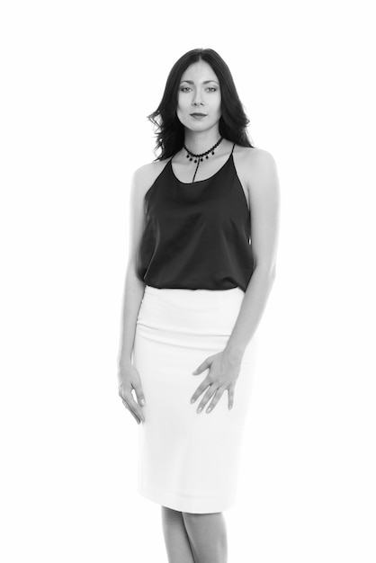 Portret van jonge mooie zakenvrouw geïsoleerd op wit in zwart-wit