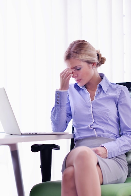 portret van jonge mooie zakenvrouwen werken op een notebookcomputer in het heldere moderne kantoor binnenshuis