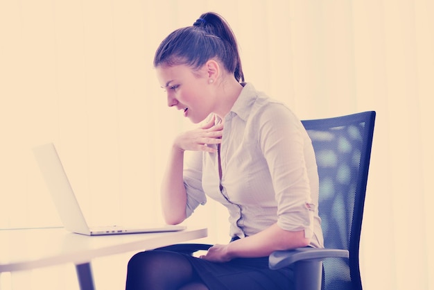 portret van jonge mooie zakenvrouwen werken op een notebookcomputer in het heldere moderne kantoor binnenshuis