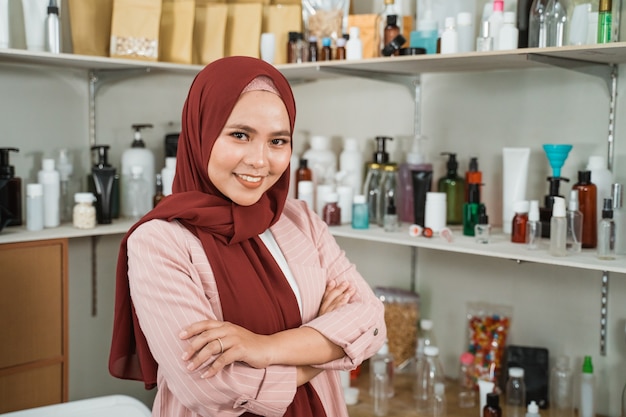 Portret van jonge moslimvrouw in een winkel