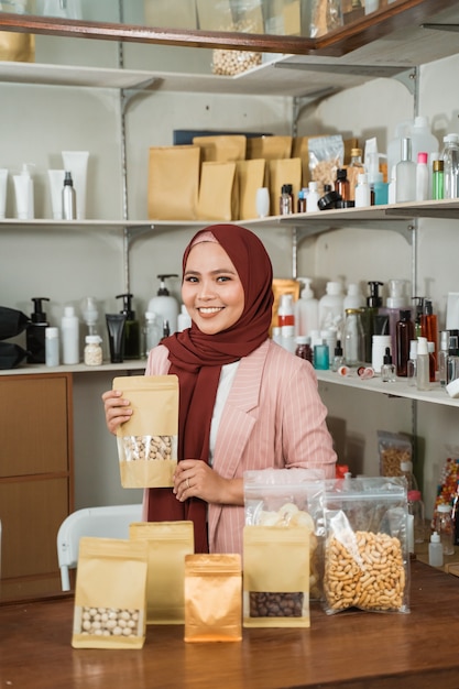 Portret van jonge moslimvrouw in een winkel