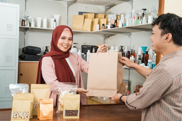 Portret van jonge moslimvrouw in een winkel