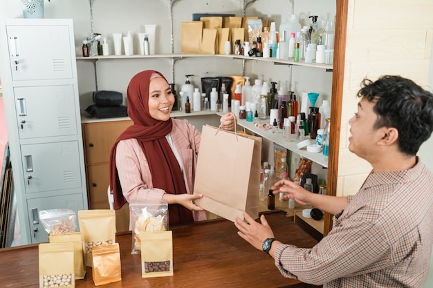 Portret van jonge moslimvrouw in een winkel