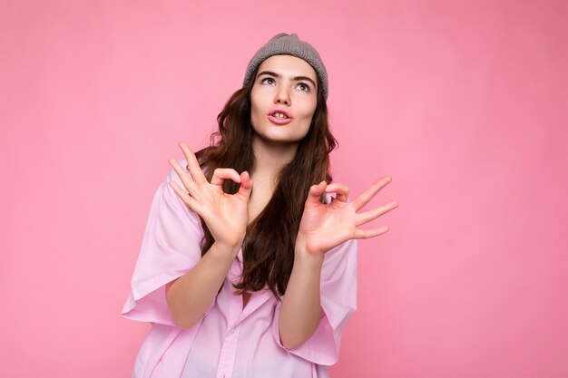 Portret van jonge positieve emotionele grappige aantrekkelijke krullende brunette vrouw met oprechte emoties